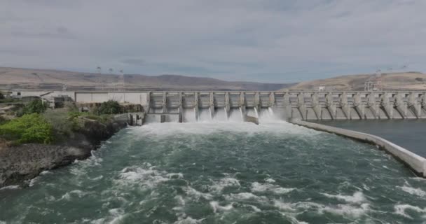 Drone Aeriene Ale Unui Baraj Hidroelectric Lungul Râului Columbia Împușcat — Videoclip de stoc