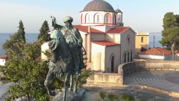 Luchtfilm Panning Shot Van Mehmet Ali Standbeeld Panagia Kavala Griekenland — Stockvideo