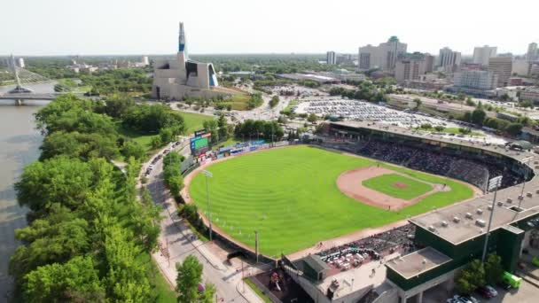 Winnipeg Goldeyes Baseballmatch Winnipeg Skyline Museet För Mänskliga Rättigheter Gafflarna — Stockvideo