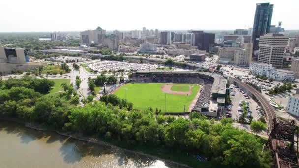 Luftaufnahme Der Innenstadt Von Winnipeg Ballpark Menschenrechtsmuseum Und Hängebrücke Sommer — Stockvideo