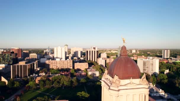 Smooth Drone Shot Downtown Winnipeg Skyline Golden Boy — 비디오