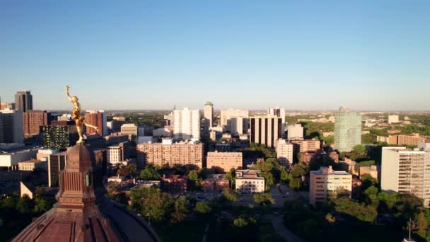 Golden Boy Winnipeg Wetgever Golden Hour Drone Schot Met Skyline — Stockvideo