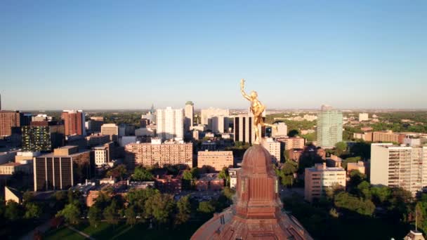 Golden Boy Close Drone Shot Winnipeg Canada — Stockvideo