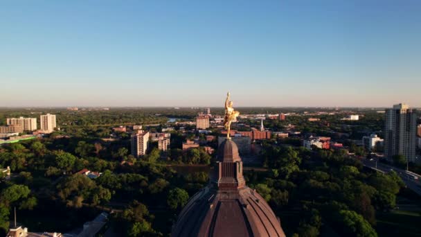 Epic 360 Panorama Över Golden Boy Med Winnipeg Skyline — Stockvideo