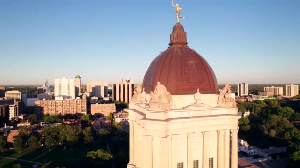 Здание Законодательного Собрания Виннипега Горизонтом Drone Shot — стоковое видео