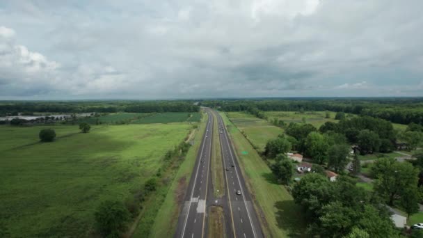 Dron Powietrzny Przed Siebie Poruszający Się Strzał Nad Dwukierunkową Drogą — Wideo stockowe