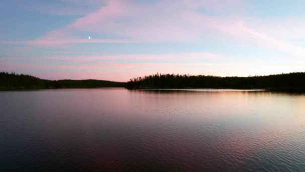 Tiefflug Über Den Wunderschönen Kanadischen See Bei Sonnenuntergang Friedlicher Und — Stockvideo