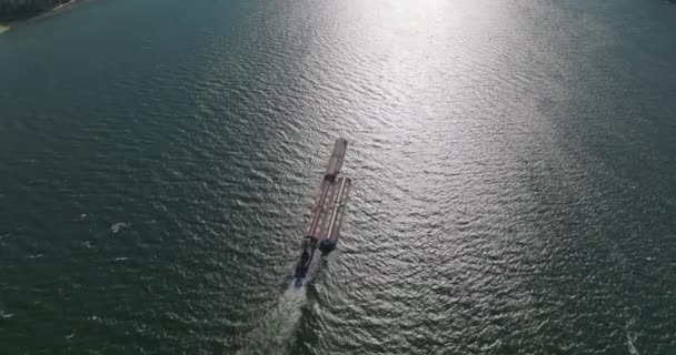 Aeronave Drone Uma Barcaça Que Desce Pelo Desfiladeiro Rio Columbia — Vídeo de Stock
