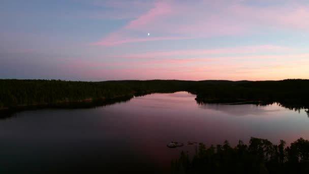 日落在加拿大安大略省北部的一个湖上 平静的自然镜头 — 图库视频影像