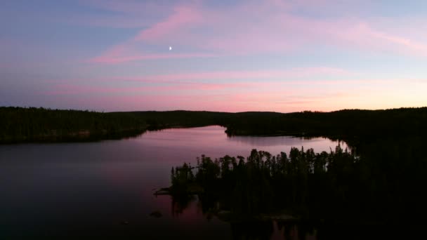 カナダのプリーストリー ワイルダネス湖で日没 セレン航空ショット — ストック動画
