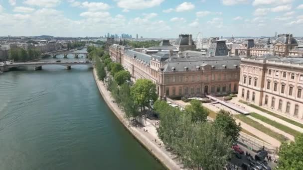 Drone Seine Langs Het Louvre Museum Parijs Luchtvoorwaarts — Stockvideo