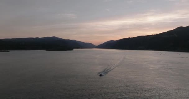 Drone Aérea Columbia Gorge Atardecer Como Barco Motor Acelera Bajo — Vídeos de Stock