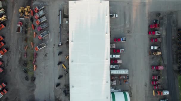 Top View Shot Parking Lot Industrial Area Αυτοκίνητα Και Φορτηγά — Αρχείο Βίντεο