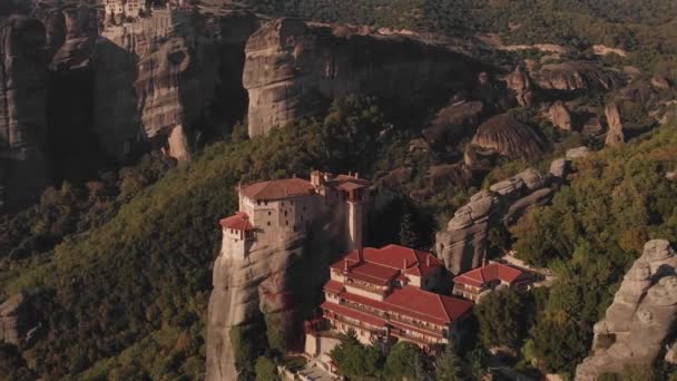 Aerial Pull Back Panning Shot Meteora Rocks Monasteries Greece Footage — 비디오