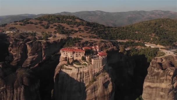 Luftaufnahme Des Barlaam Klosters Meteora Griechenland Hellenische Türme Filmmaterial — Stockvideo