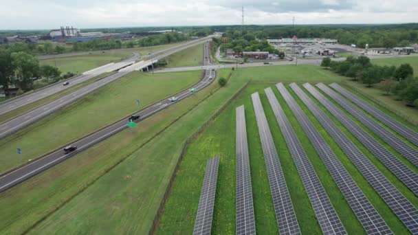 Adelantar Toma Paneles Solares Junto Carretera Green Field Ohio Estados — Vídeo de stock
