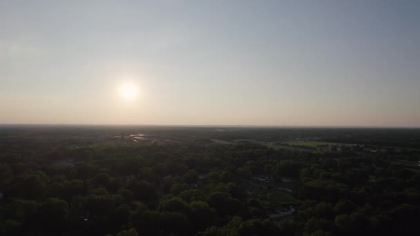 Drohnenaufnahmen Eines Klaren Erstaunlichen Sonnenuntergangs Über Der Weiten Grünen Landschaft — Stockvideo