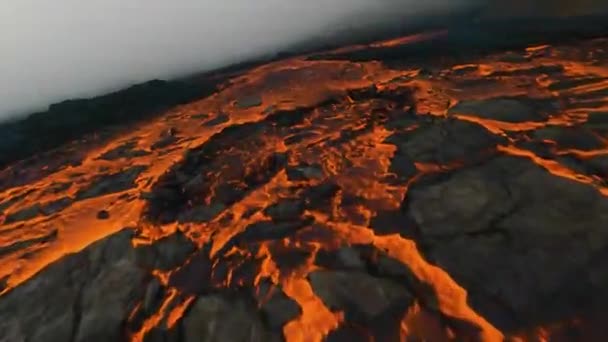 在一个雾蒙蒙的夜晚 Fpv无人驾驶飞机在一条巨大的岩浆河和熔融的岩石上空低空飞行 — 图库视频影像