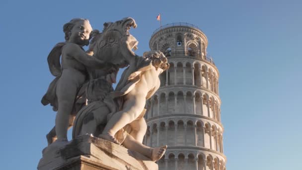 Nahaufnahme Des Schiefen Turms Von Pisa Mit Klarem Blauem Himmel — Stockvideo
