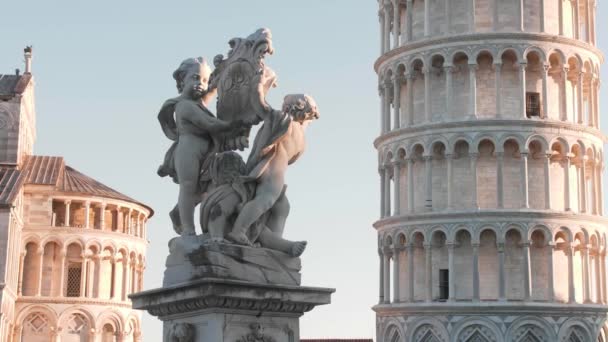 Schiefer Turm Von Pisa Mit Statue Vordergrund Dolly Bewegung Mit — Stockvideo