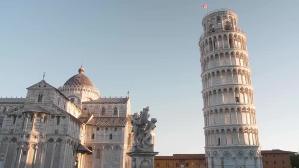 上午在比萨广场上拍摄主教座堂 雕像和比萨斜塔的照片 并在意大利的象牙地上用滑块或木棍移动 — 图库视频影像