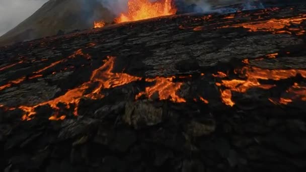 Drone Fpv Disparado Sobre Rocha Derretida Através Abismo Lava Vermelha — Vídeo de Stock