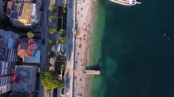 Aerial Top Fly Sobre Promenade Sarande Albânia Pela Praia — Vídeo de Stock