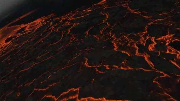 Fpv无人驾驶飞机在起泡的火山岩和一个巨大的发光的岩浆场上空低空飞行 — 图库视频影像