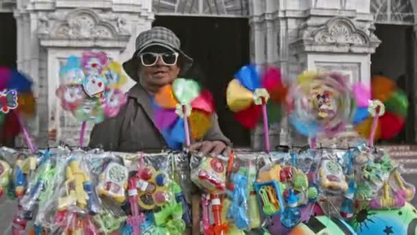 Вуличний Торговець Подає Фотоапарат Перед Собором Санта Ана Сальвадорі Доллі — стокове відео