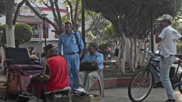 Verschiedene Salvadorianische Männer Stehen Mitten Auf Dem Hauptplatz Von Santa — Stockvideo