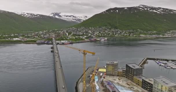 Troms Norveç Düşük Seviyeli Insansız Hava Aracı Kantilever Köprüsü Şehir — Stok video