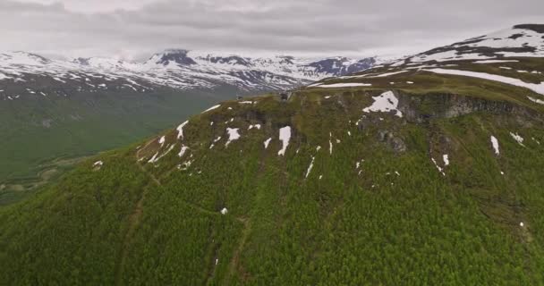 Troms Norge Flygdrönare Flyger Runt Berget Storsteinen Mot Fjällstationen Med — Stockvideo