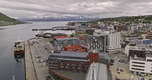 Troms Noorwegen Luchtvaart Filmisch Laagvliegend Het Water Attracties Langs Kust — Stockvideo