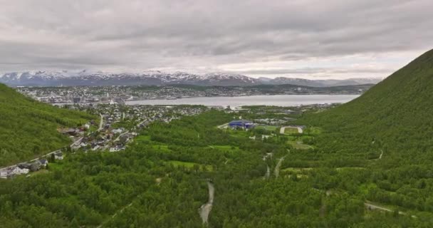 Troms Norwegen Luftwagen Drohnenüberführung Tromsdalen Wohnviertel Tal Richtung Tromsysundet Straße — Stockvideo
