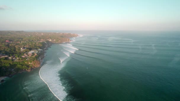 Antenowe Zdjęcia Dronów Południowym Wybrzeżu Bali Uluwatu Plaża Surfować Podróży — Wideo stockowe