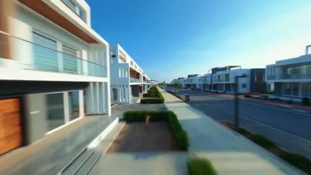 Luftaufnahme Einer Kleinen Straße Einem Typischen Vorortviertel Mit Großen Villen — Stockvideo