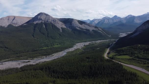 Munți Înalți Drumuri Râuri Montane Acoperite Pădure — Videoclip de stoc