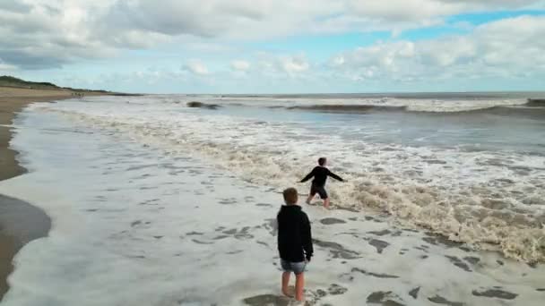 Nagranie Wideo Drona Zrobione Zachodzie Słońca Rodzeństwo Plaży Piasku Morskiego — Wideo stockowe