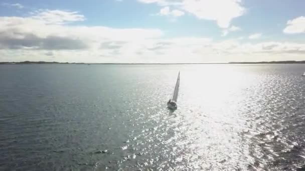 Antenn Roterar Runt Segelbåt Spektralt Silver Solstråle Havet — Stockvideo
