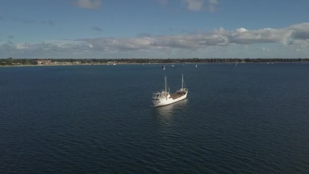 蓝色海湾停泊的白色沿海货船的航景 — 图库视频影像