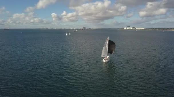 轨道飞行器 靠近海岸的黑色旋翼螺旋桨帆船 — 图库视频影像