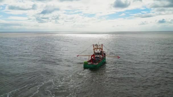 Риболовецький Човен Торговець Східного Узбережжя Великої Британії Пливе Сонці Бурхливому — стокове відео