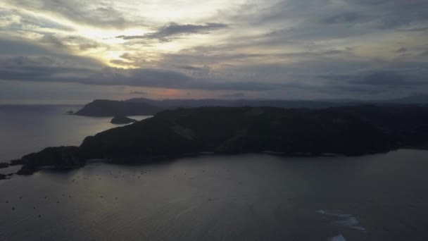 南ロンボクの穏やかな湾の上空で 曇り空の日没の空中上昇 Idn — ストック動画
