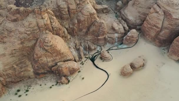 サウジアラビアの砂漠Xアルラでのムハンナド 失われた道 の空中写真 ドローン撮影 — ストック動画