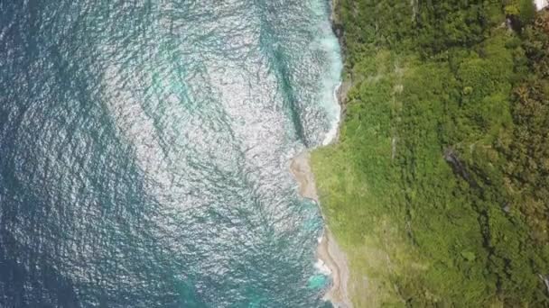 Aérea Vertical Olas Suaves Rompen Contra Acantilados Empinados Selva Bali — Vídeos de Stock