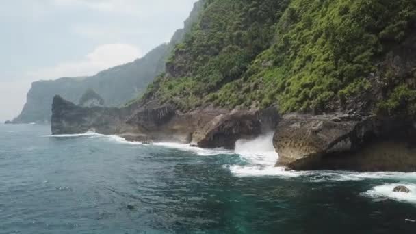 Océano Olas Rompen Contra Base Escarpados Acantilados Selva Tropical Bali — Vídeos de Stock