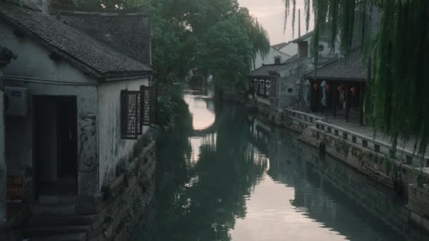 Bairro Tranquilo Aldeia Chinesa Típica Casas Margens Canal Água Estática — Vídeo de Stock