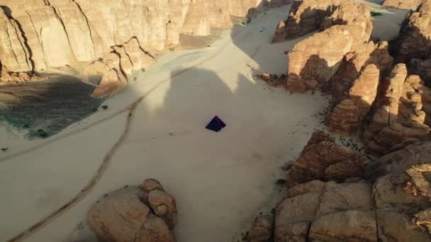俯瞰拉希德 阿尔沙萨海在沙特阿拉伯乌拉沙漠X的一个简洁通道金字塔的空中景观 盘旋在上空 无人驾驶飞机发射 — 图库视频影像