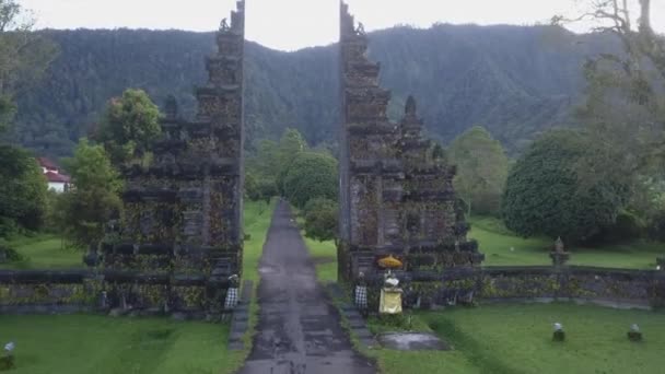 Flug Aus Der Luft Durch Handara Gate Ein Traditionelles Bali — Stockvideo