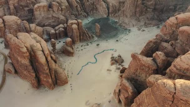 Vista Aérea Glimpses Zahra Alghamdi Desert Alula Arabia Saudita Rodeando — Vídeos de Stock